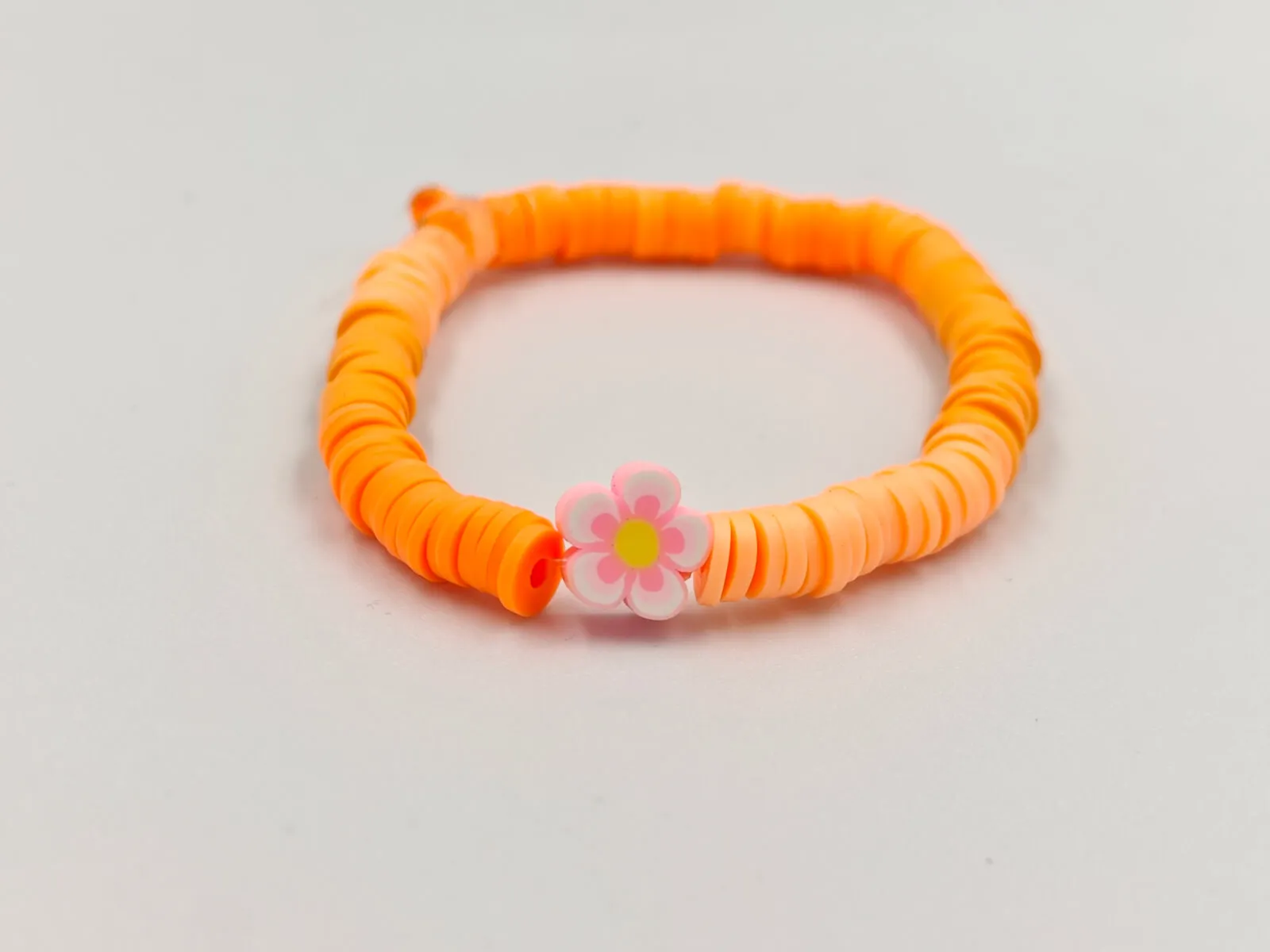 Zonnige Oranje Bloesem Armband Een handgemaakte oranje armband met een schattige bloem.