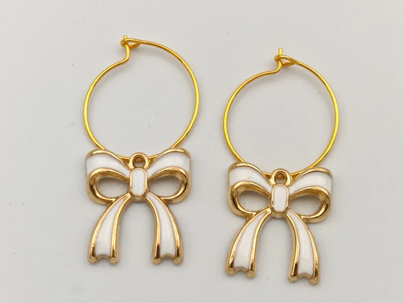 Gouden Sierstriks oorbellen by AG Sieraden