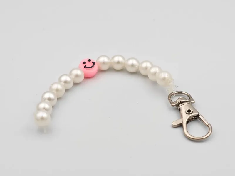 Vrolijke Parelsleutelhanger by AG Sieraden